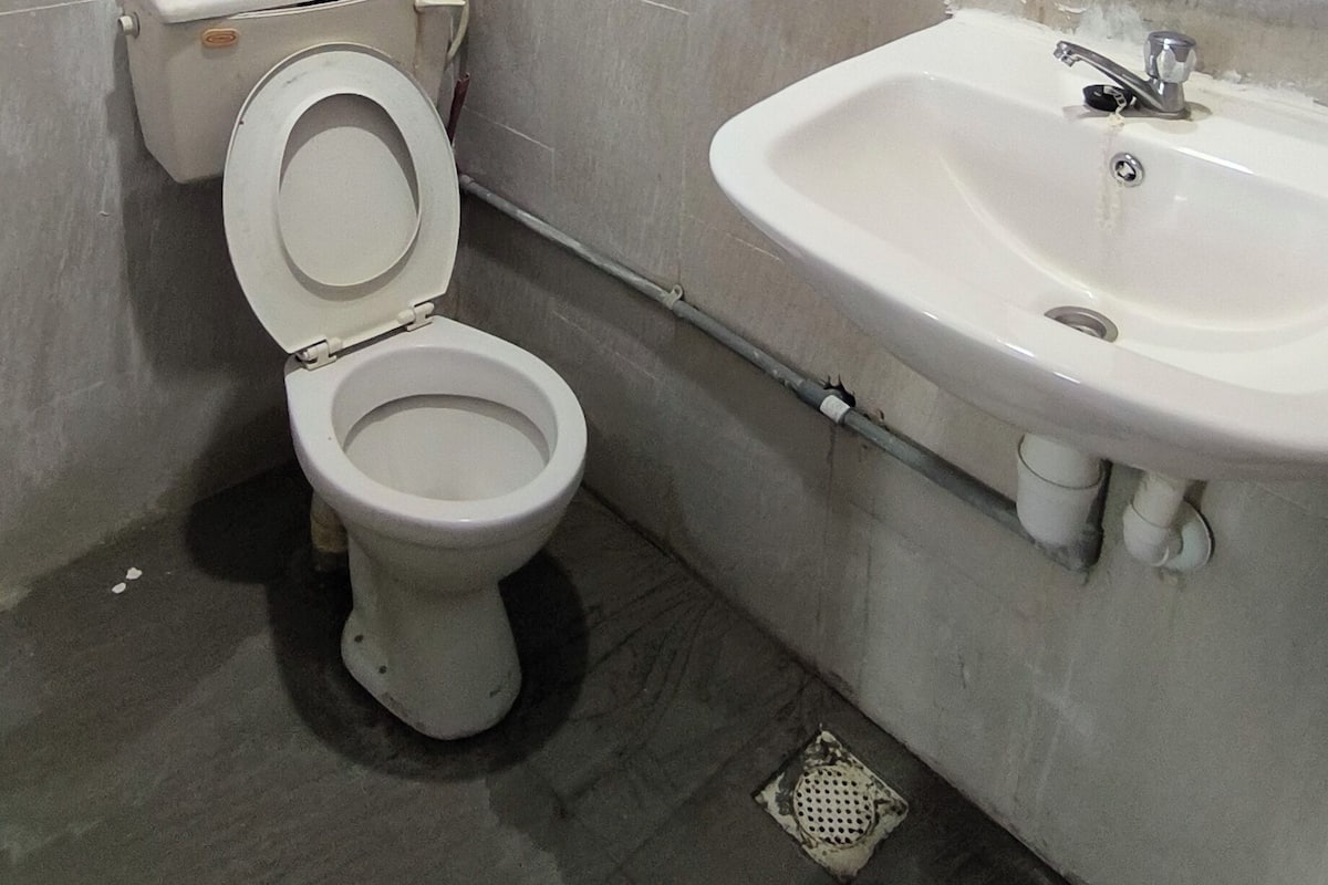 Ein Badezimmer mit Toilette und Waschbecken.