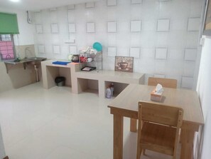 Cookware/dishes/utensils - Natol Homestay - Kenyalang Park  (Kuching)