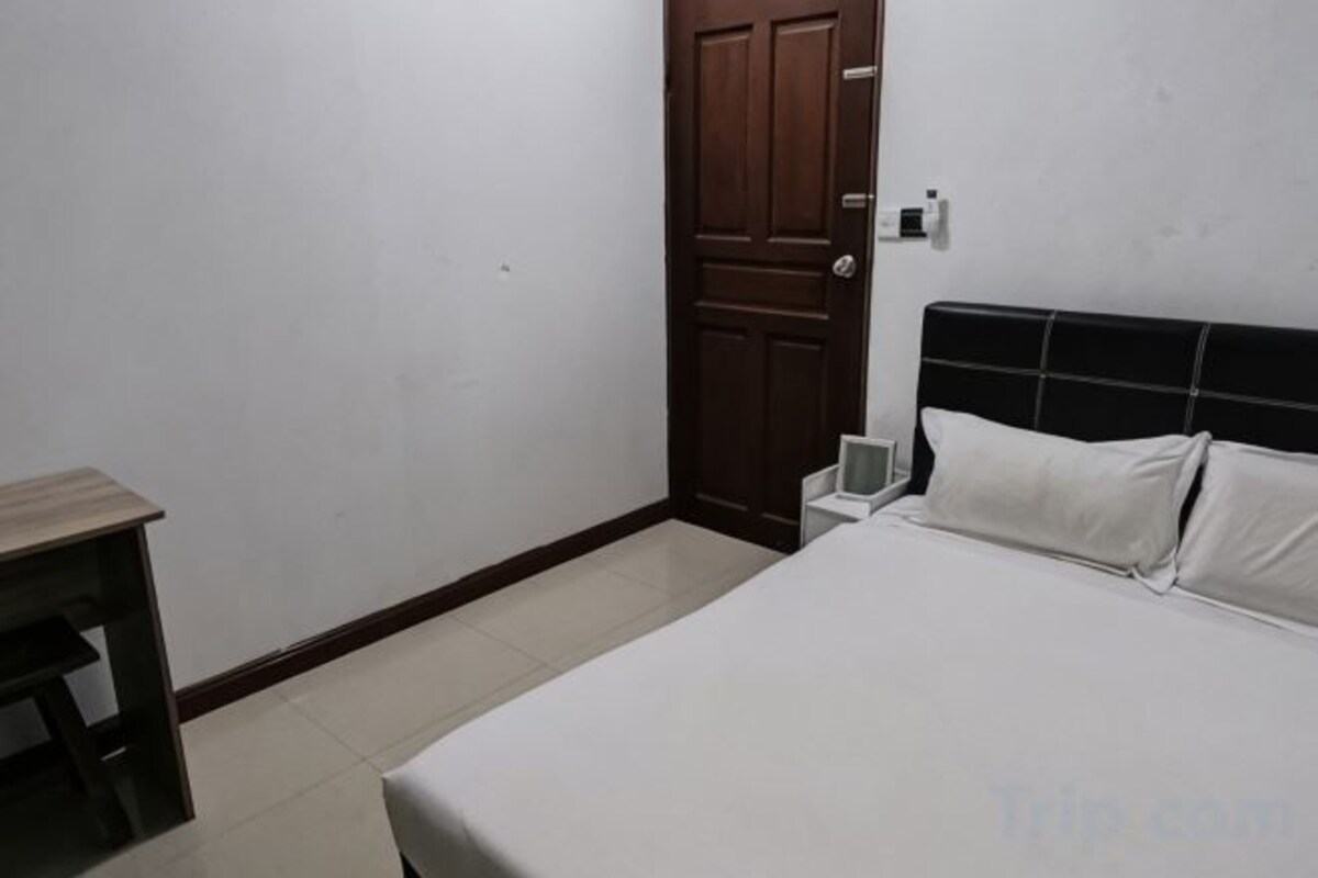 Semi Queen Room With Shared Bathroom