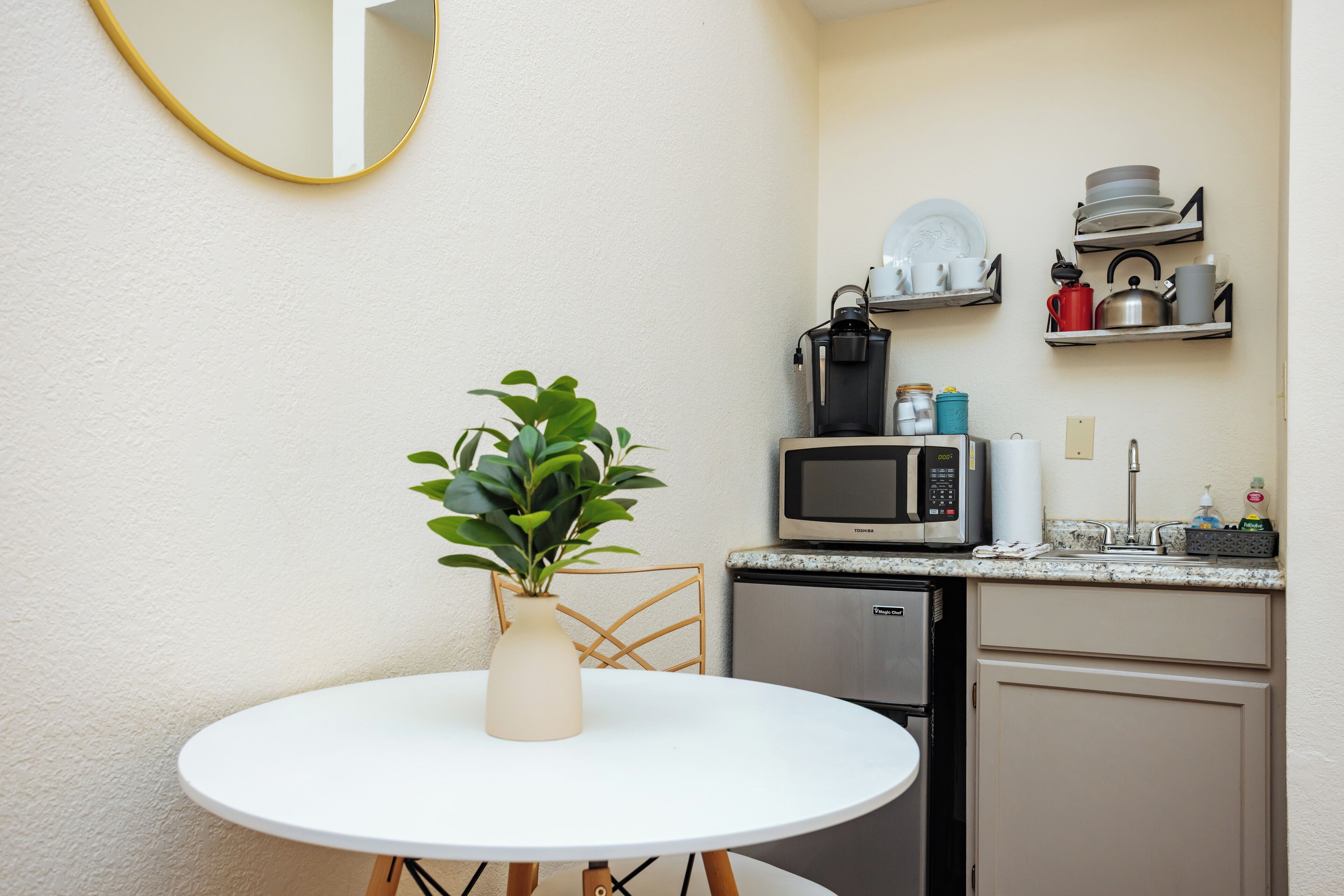 Réfrigérateur, four à micro-ondes, cafetière-théière, grille-pain