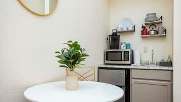 Réfrigérateur, four à micro-ondes, cafetière-théière, grille-pain