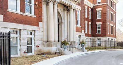 The Paris Suite Westport District