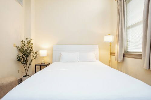 The Paris Suite Westport District