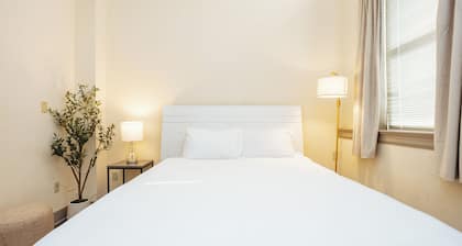 The Paris Suite Westport District