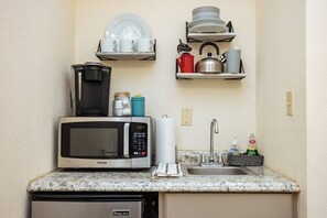 Réfrigérateur, micro-ondes, cafetière/bouilloire, grille-pain