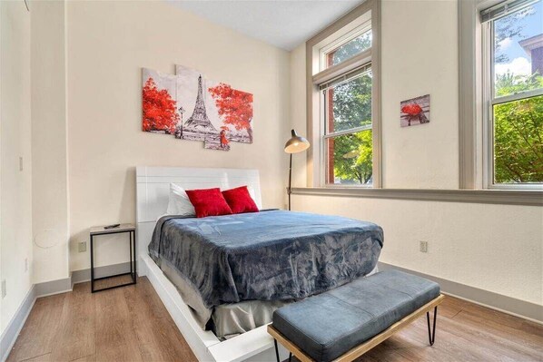 1 habitación, escritorio, tabla de planchar con plancha y wifi gratis 