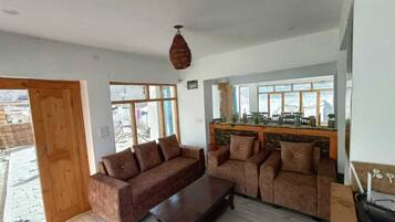 Deluxe Double Room | Living area