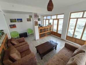 Deluxe Double Room | Living area