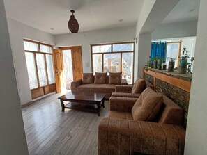 Deluxe Double Room | Living area
