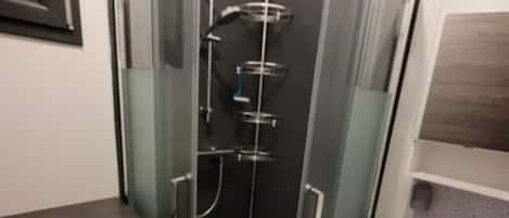 Douche, séchoir à cheveux, serviettes fournies