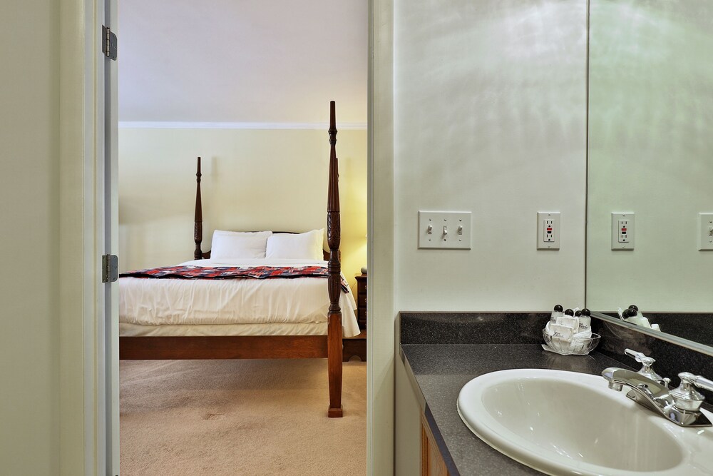 The Birch Ridge Family Room 11 Queen/Bunkbed Suite in Killington