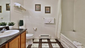 Ein Badezimmer mit Waschbecken, Toilette, Dusche und Spiegel.