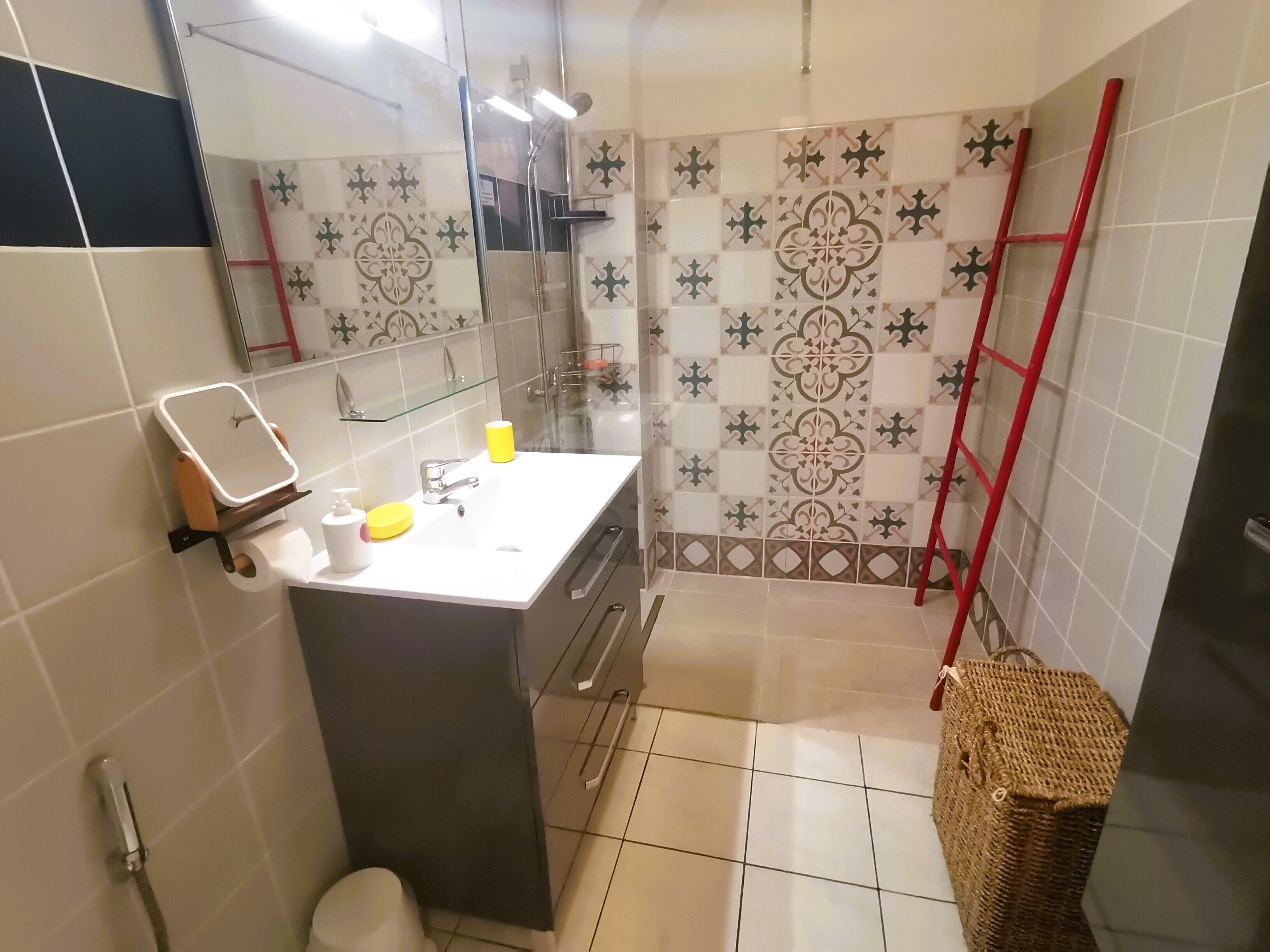 Ducha, secador de pelo, toallas y jabón