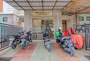 Un área de estacionamiento techada con varias motocicletas estacionadas.