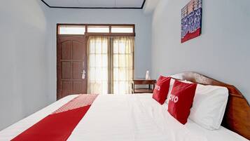 Deluxe Double Room | In-room safe, desk, free WiFi, bed sheets
