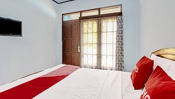 Deluxe Double Room | In-room safe, desk, free WiFi, bed sheets