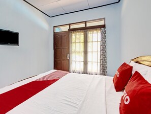 Deluxe Double Room | In-room safe, desk, free WiFi, bed sheets