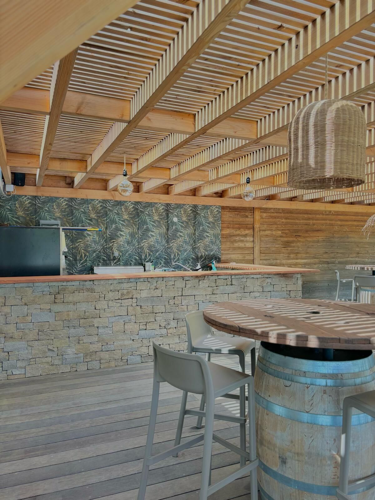 Quầy bar bên hồ bơi