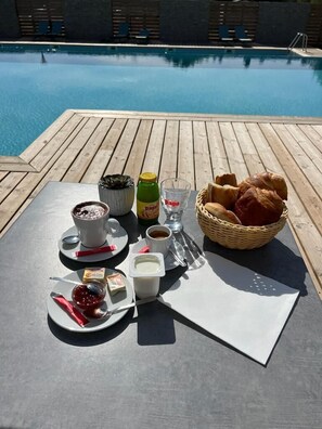 Seasonal outdoor pool - les hameaux de saint cyprien (Lecci)