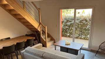 Family Apartment | Ruang tamu | TV