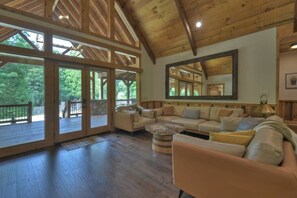 Fernseher, Kamin, Arbeitsbereiche