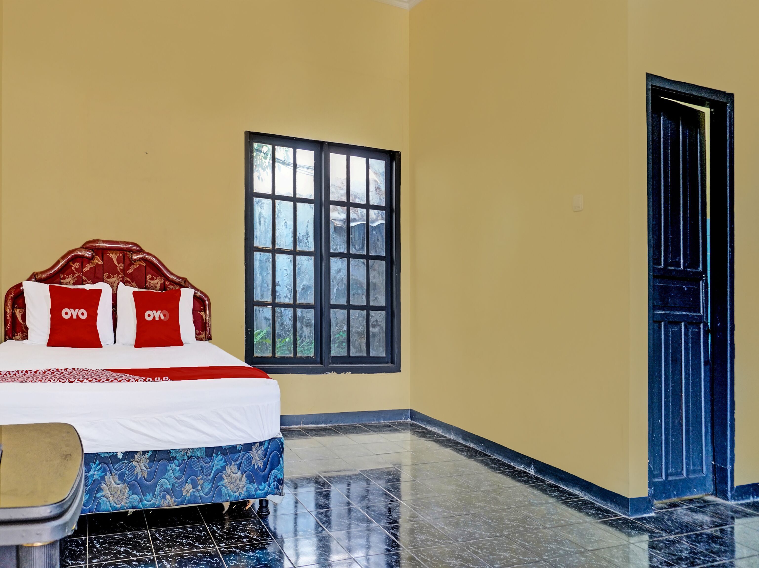 Een bureau, een laptopwerkplek, geluiddichte muren, gratis wifi