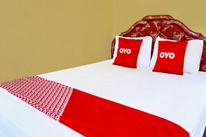 Standard Double Room | Desk, laptop workspace, soundproofing, free WiFi - SPOT ON 91798 Hotel Grand Mutiara (Cikampek)