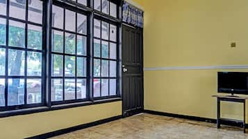 Standard Twin Room | Desk, laptop workspace, soundproofing, free WiFi