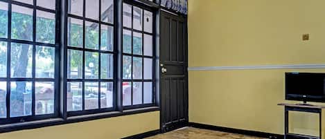 Standard Twin Room | Desk, laptop workspace, soundproofing, free WiFi