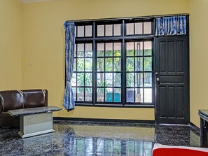 Standard Double Room | Desk, laptop workspace, soundproofing, free WiFi - SPOT ON 91798 Hotel Grand Mutiara (Cikampek)