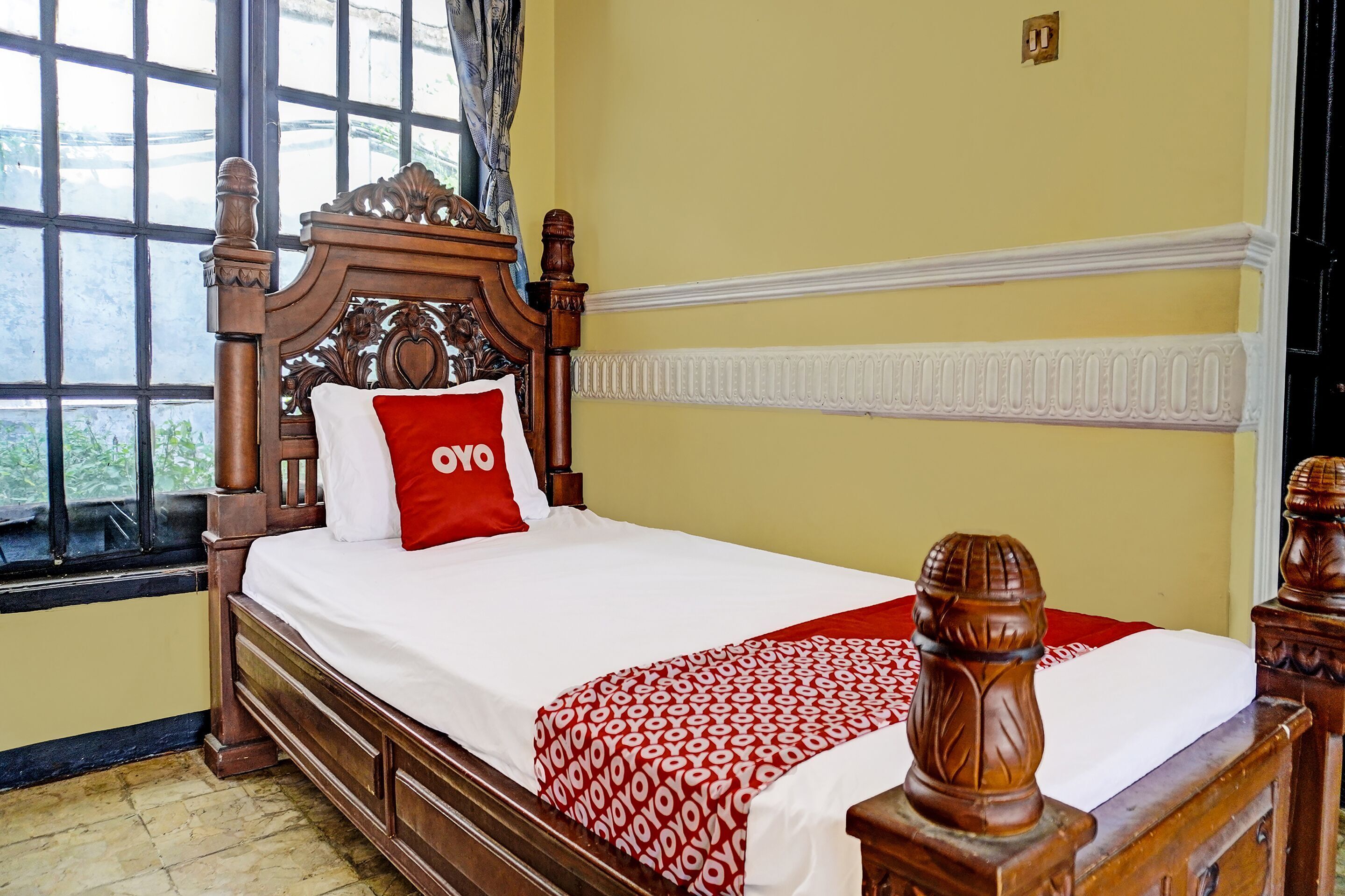 Een bureau, een laptopwerkplek, geluiddichte muren, gratis wifi