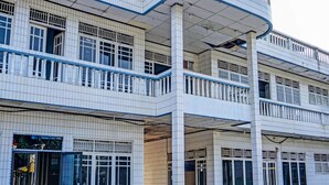 A multi-story building with a tiled facade, balconies, and large windows. - SPOT ON 91798 Hotel Grand Mutiara (Cikampek)
