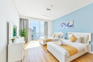 Deluxe 3BR Apartment plus maids room | Tallelokero huoneessa, työpöytä, pimennysverhot, silitysrauta/-lauta