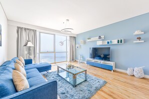 Deluxe 3BR Apartment plus maids room | Living area | 55-inch Smart TV with cable channels, TV - Luxury JBR - Al Fattan Full Sea View - Free Beach Resorts Access (Dubai)