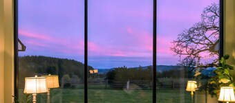 Picturesque Panoramic Vineyard Views From Home and Hot Tub, Pet Friendly, Private, Fire-Pit, BBQ