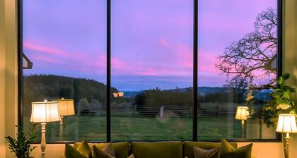 Picturesque Panoramic Vineyard Views From Home and Hot Tub, Pet Friendly, Private, Fire-Pit, BBQ