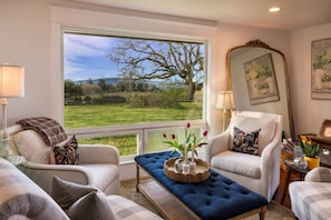 Smart TV - Picturesque Panoramic Vineyard Views From Home and Hot Tub, Pet Friendly, Private, Fire-Pit, BBQ (Newberg)
