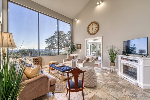 Picturesque Panoramic Vineyard Views From Home and Hot Tub, Pet Friendly, Private, Fire-Pit, BBQ