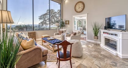 Picturesque Panoramic Vineyard Views From Home and Hot Tub, Pet Friendly, Private, Fire-Pit, BBQ