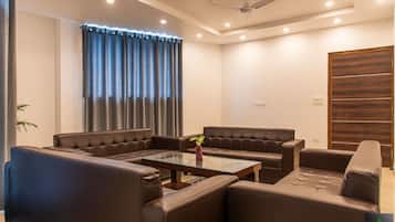Family Suite | Living area | 32-inch Smart TV with digital channels, TV, fireplace