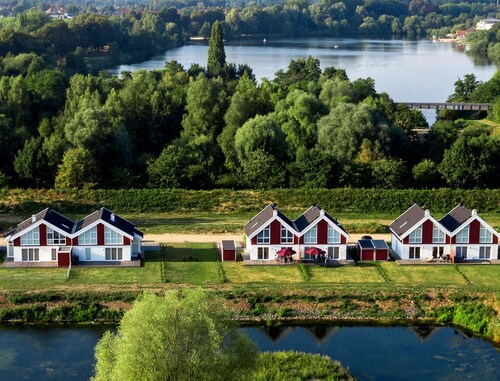 On the lake - luxury holiday home with every comfort, located directly on a lake