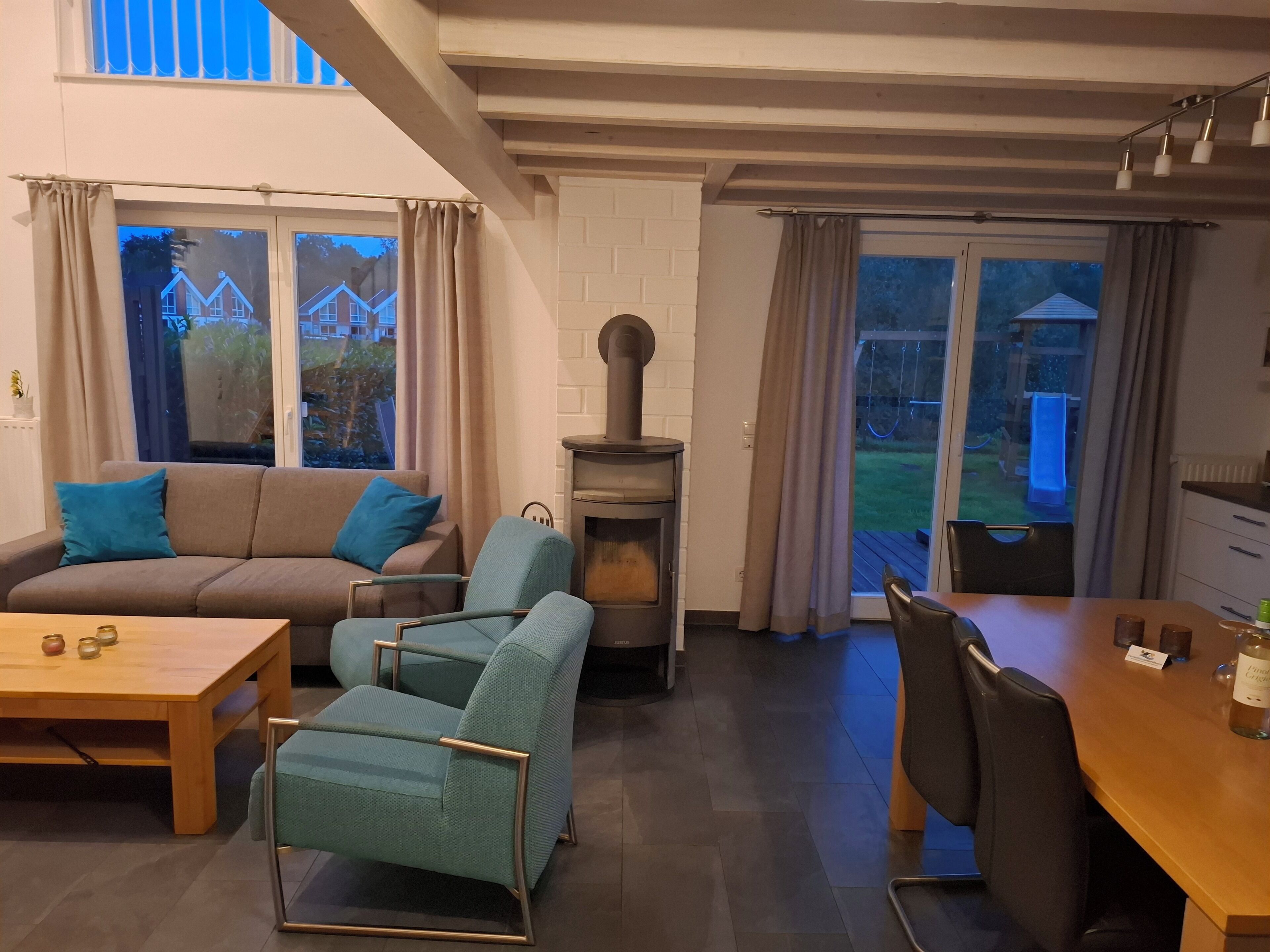 Wohn-Essbereich mit Kaminofen, Zugang Terrasse u. Garten