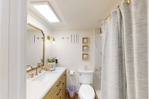 Tina con regadera, secadora de cabello, toallas 