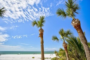 En la playa, toallas de playa, paseos en botes de motor y pesca 