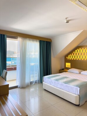 Deluxe-Vierbettzimmer | Minibar, Zimmersafe, schallisolierte Zimmer, kostenloses WLAN