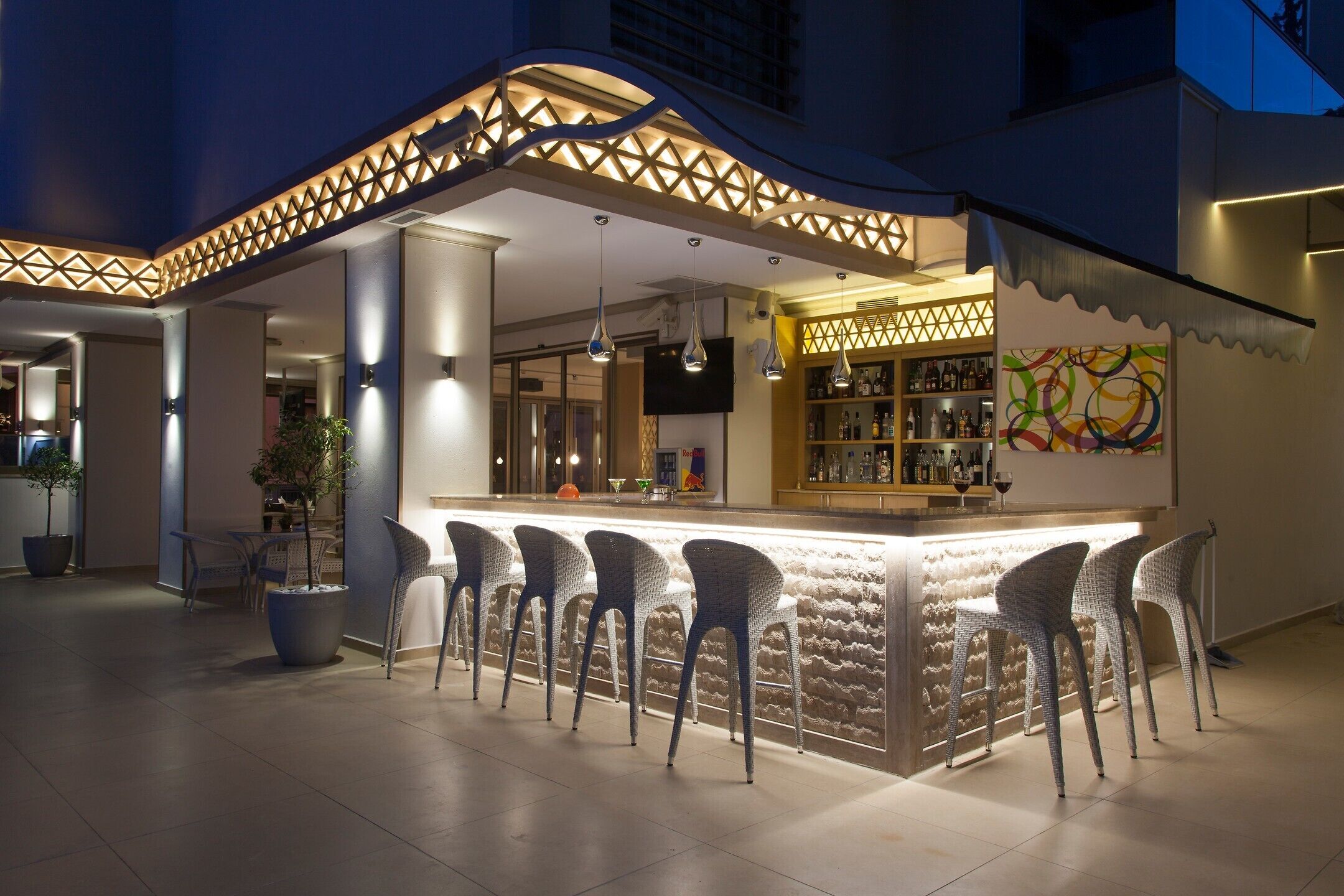 Bar en milieu de piscine