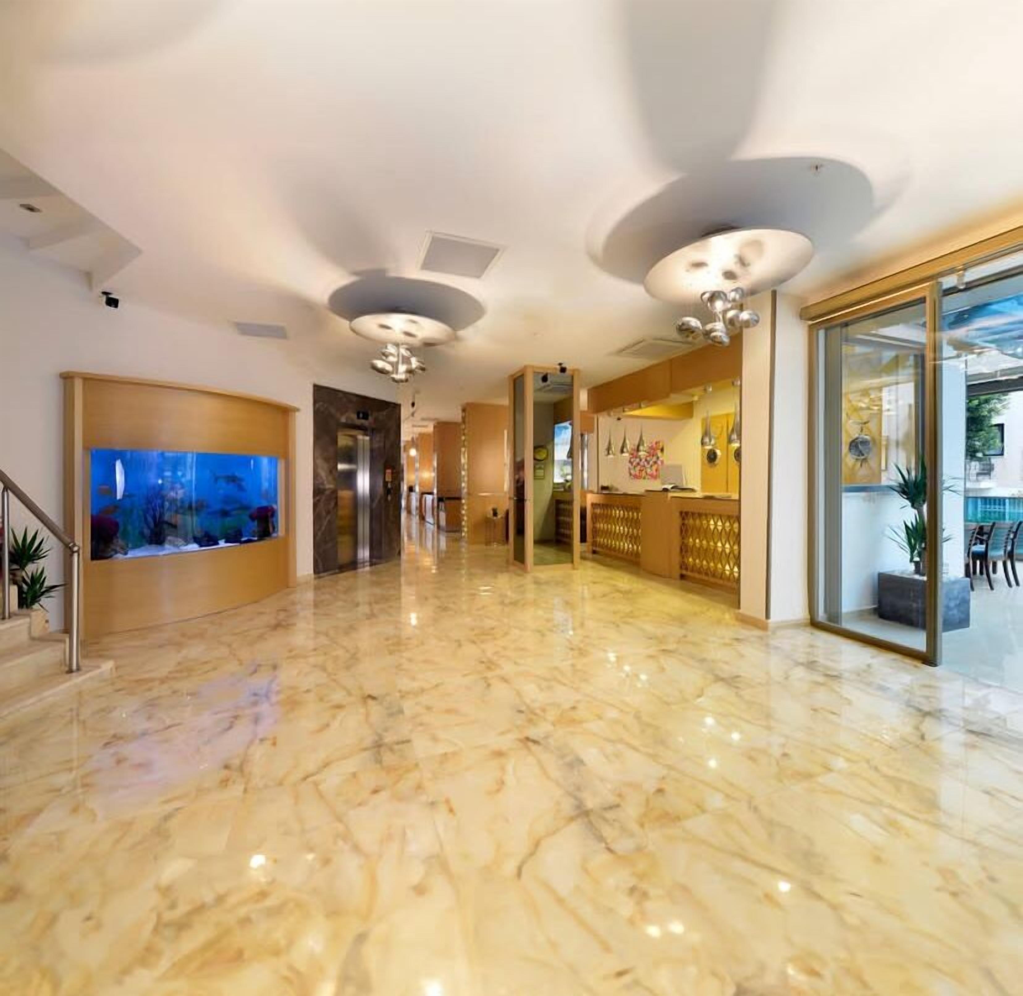 Lobby lounge