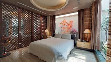 Un dormitorio moderno con una cama grande, separadores de madera y vistas a un árbol.