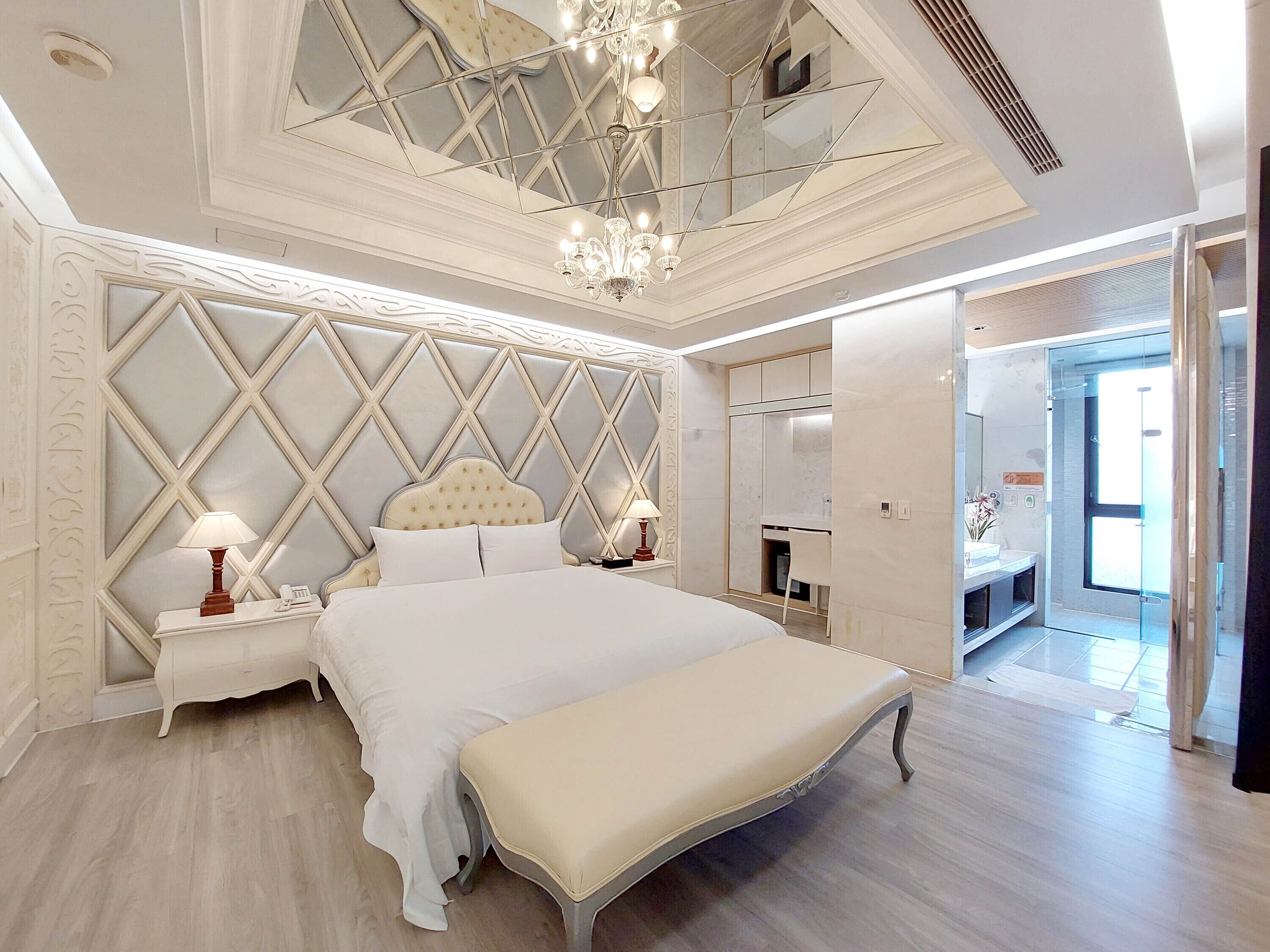 Free minibar, free WiFi, bed sheets