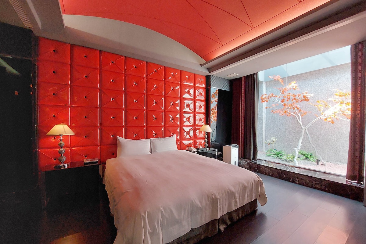 Free minibar, free WiFi, bed sheets